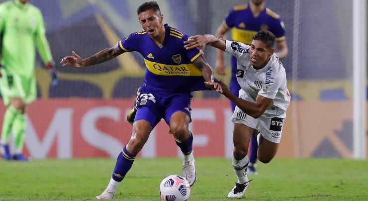Agustin Almendra of Boca Juniors (left) and Vinicius Balieiro of Santos (right) fight for the ball. (Getty)