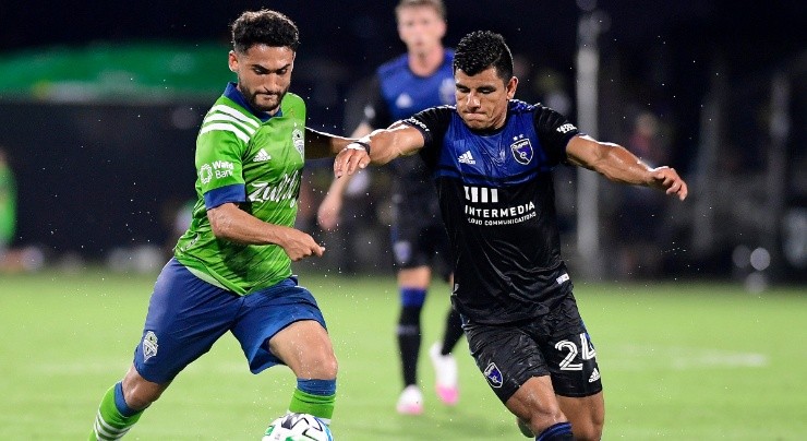 Cristian Roldan (left) of Seattle Sounders controls the ball with pressure from Nick Lima (right) of San Jose Earthquakes. (Getty)