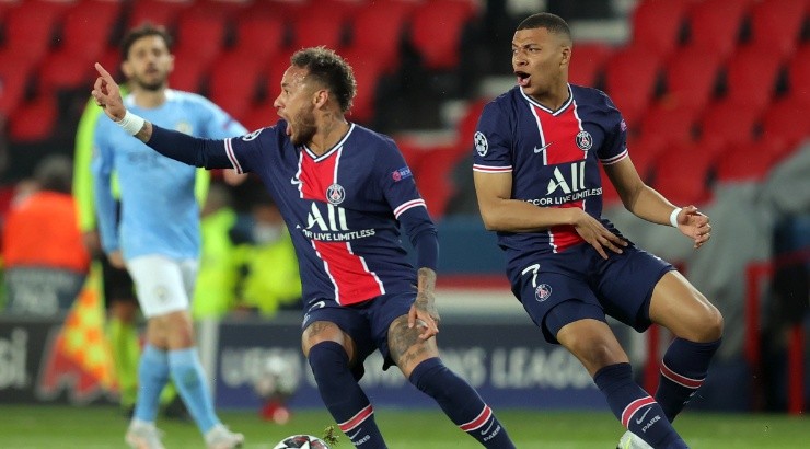 Neymar (left) and Kylian Mbappe (right) of Paris Saint-Germain react. (Getty)