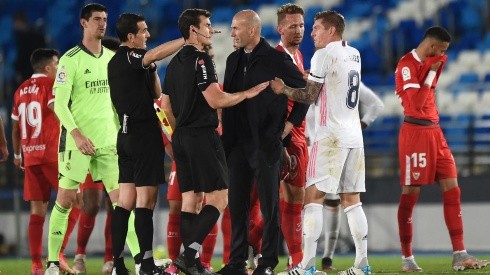 Zinedine Zidane y Toni Kroos piden explicaciones al árbitro tras el Real Madrid vs. Sevilla de anoche.