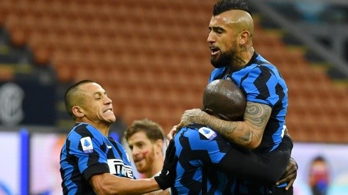 Alexis Sánchez y Arturo Vidal festejan uno de los goles del Inter de Milan.
