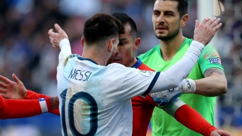 Lionel Messi y Gary Medel exponiendo la creciente rivalidad futbolística entre Argentina y Chile (Getty)