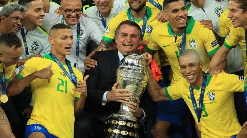Brasil levantando la Copa América 2019 junto con Bolsonaro, su presidente (Fuente: Getty)