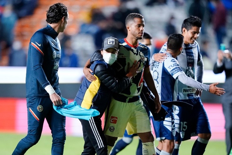 Aficionados del América invadieron la cancha del Estadio Hidalgo. (Imago7)