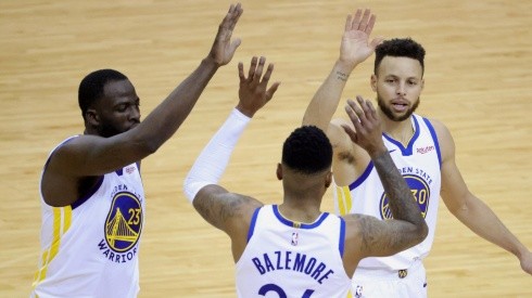 Draymond Green, Kent Bazemore y Stephen Curry