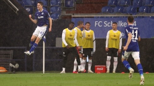 Matthew Hoppe celebra gol con FC Schalke 04 a Eintracht Frankfurt