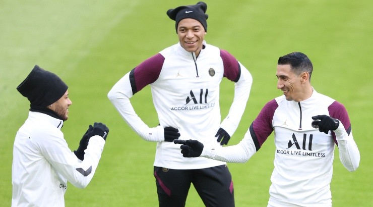 Neymar (left) of Paris jokes with his team mates Kylian Mbappé (center) and Ángel Di María (right). (Getty)