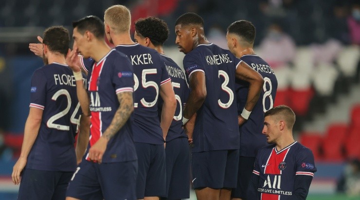 Marco Verratti of Paris Saint-Germain kneels behind the wall (right). (Getty)