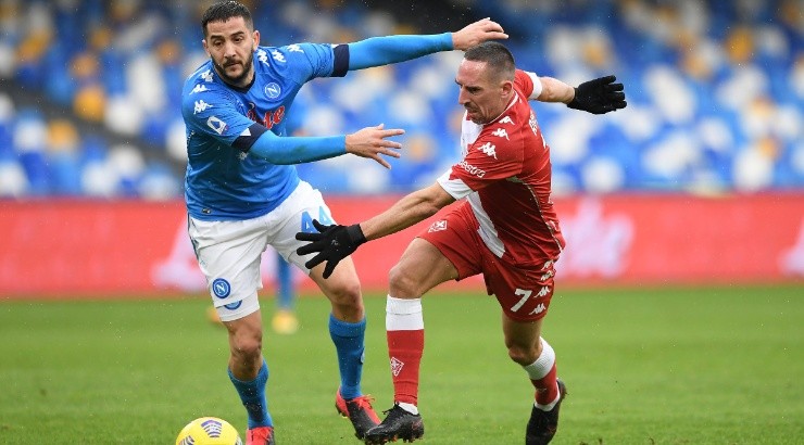 Konstantinos Manolas (left) of Napoli battles for possession with Franck Ribery (right). (Getty)