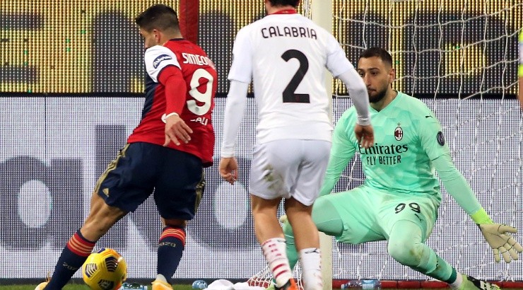 Giovanni Simeone (left) of Cagliari in action Milan. (Getty)