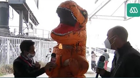 Joven disfrazado de Dinosaurio acude a votar al Estadio Monumental