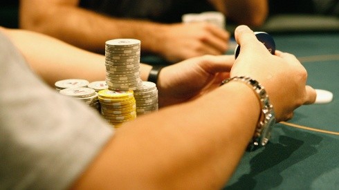 No poker Omaha Hold'em High, cada jogador recebe quatro cartas