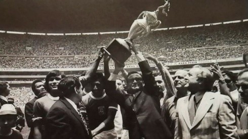 Don Guillermo Álvarez Macías con el trofeo de Campeón de Cruz Azul en el Estadio Azteca. (Foto tomada del libro 'Cruz Azul: 50 años de Primera')