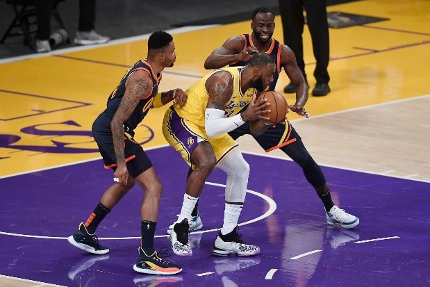 Acción de juego de Lakers vs Warriors en Play In