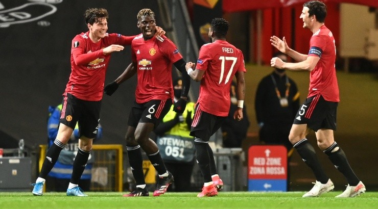 Paul Pogba of Manchester United celebrates with teammates. (Getty)