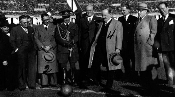 El 26 de mayo de 1938, 70.000 personas llenaron el nuevo estadio para presenciar la inauguración. River venció a Peñarol por 3-1 (cariverplate.com.ar)