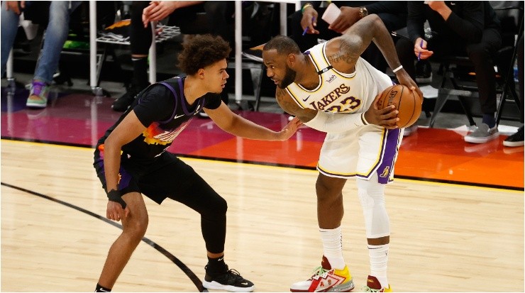 LeBron James y Cameron Johnson (Foto: Getty)