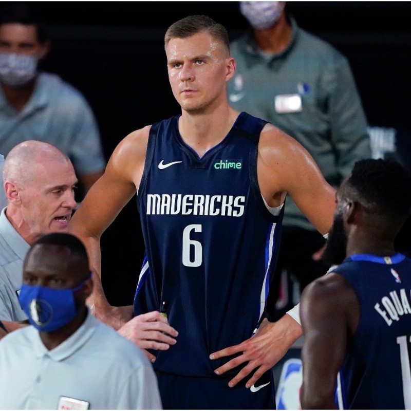 NBA: Kristaps Porzingis recibió una multa por haber visitado un club nocturno