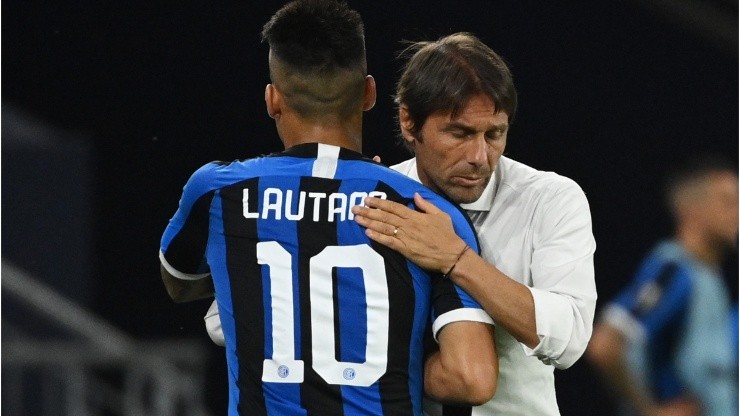 Lautaro Martínez y Antonio Conte durante un encuentro con Inter de Milan.