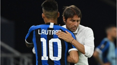 Lautaro Martínez y Antonio Conte durante un encuentro con Inter de Milan.