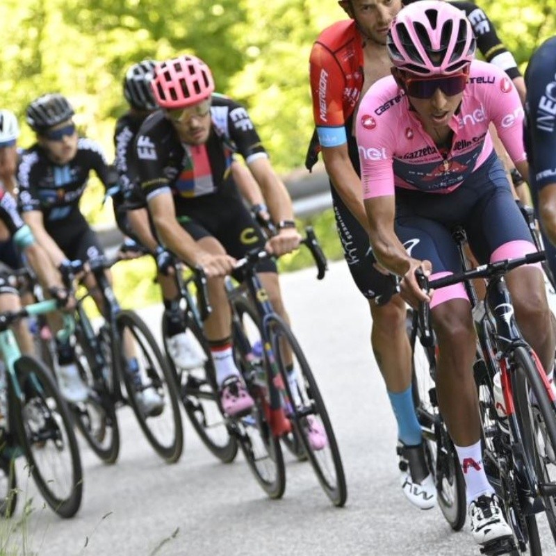 Egan Bernal sufrió en la etapa 17, perdió tiempo con Yates, pero sigue líder