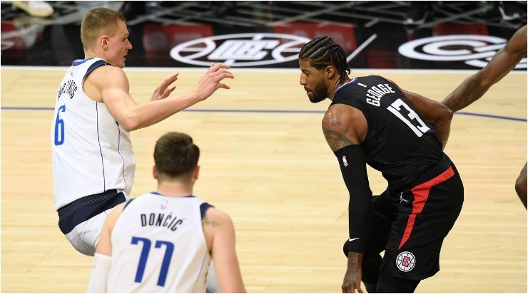 Paul George ante Kristaps Porziņģis (Foto: Getty)