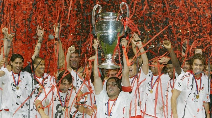 Paolo Maldini levantando la UEFA Champions League con el AC Milan (Foto: Getty Images)