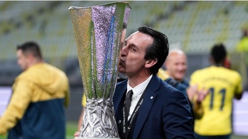 Unai Emery con el trofeo de la Europa League.
