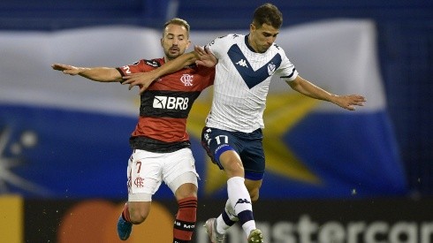 Everton Ribeiro of Flamengo (left) competes for the ball with Lautaro Gianetti of Velez (right). (Getty)