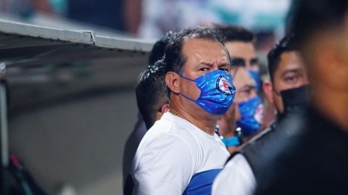 Juan Reynoso en el partido de Cruz Azul