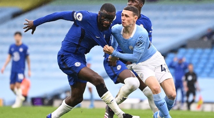 Phil Foden (left) of Manchester City pulls the shirt of Antonio Rudiger (right) of Chelsea. (Getty)