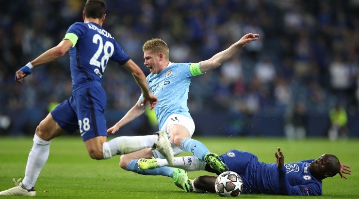 Barrida y quite: Kanté vs. Kevin De Bruyne. Foto: Getty.
