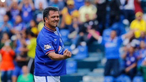 Carlos Hermosillo sigue apoyando a Cruz Azul.
