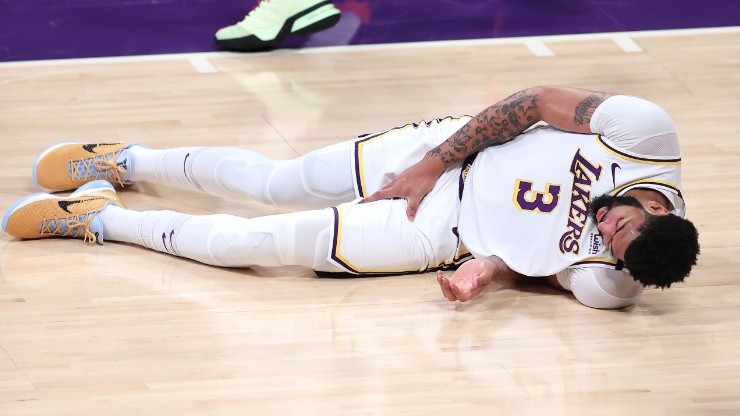 Anthony Davis salió lesionado en los Lakers