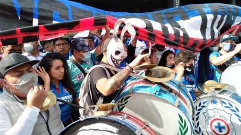 La afición de Cruz Azul se agolpó afuera del Azteca.