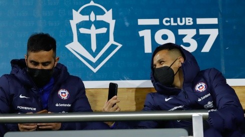 Claudio Bravo y Alexis Sánchez en San Carlos de Apoquindo viendo U. Católica vs Cobresal