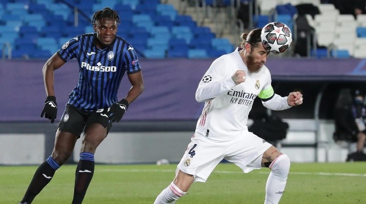 Sergio Ramos (R) of Real Madrid CF wins the header after Duvan Zapata (L) of Atalanta BC (Getty)