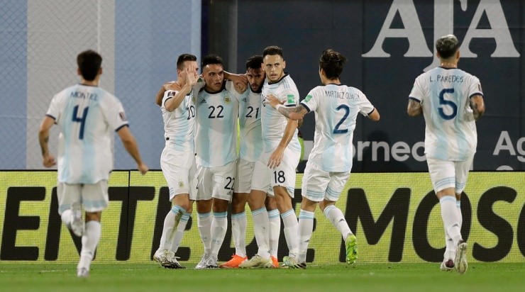 Jogadores da Argentina comemoram gol pelas Eliminatórias (Foto: Getty Images)
