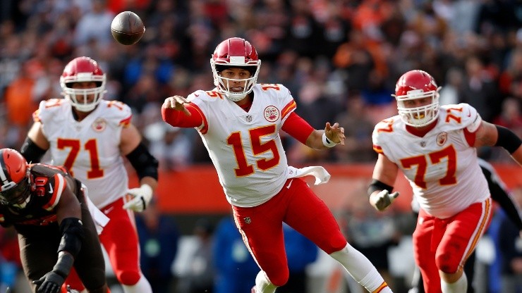 Patrick Mahomes con un pase en movimiento. (Foto: Getty)