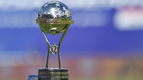 Ela está em jogo: a taça da Copa Sul-Americana (Foto: Getty Images)