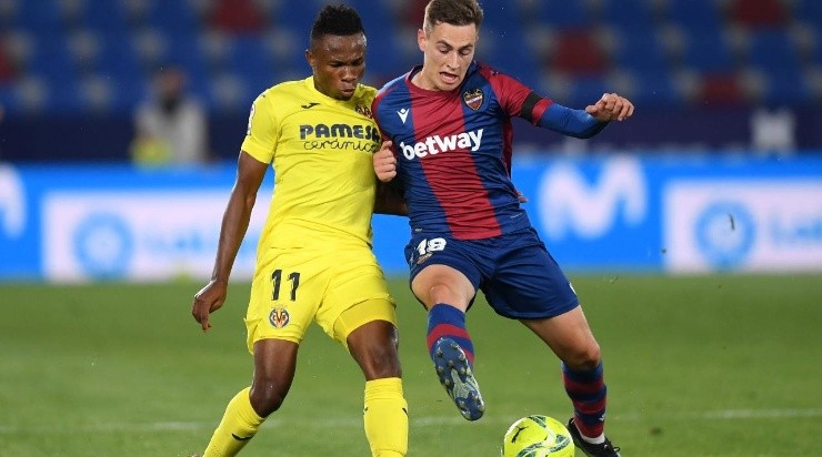 Samuel Chukwueze of Villarreal battles for possession with Jorge De Frutos of Levante UD (Getty)