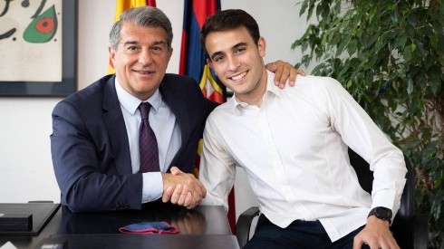 Eric García junto a Joan Laporta tras firmar su contrato