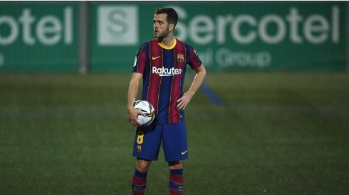 Miralem Pjanic durante un encuentro con Barcelona.