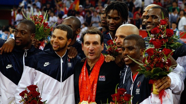 Coach K junto a Wade, LeBron y Chris Paul entre otros, en los JJOO de Beijing 2008. (Foto: Getty)