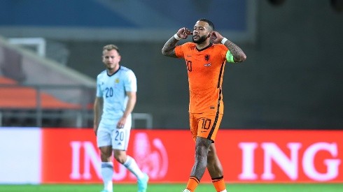 Memphis Depay celebrando gol ante Escocia