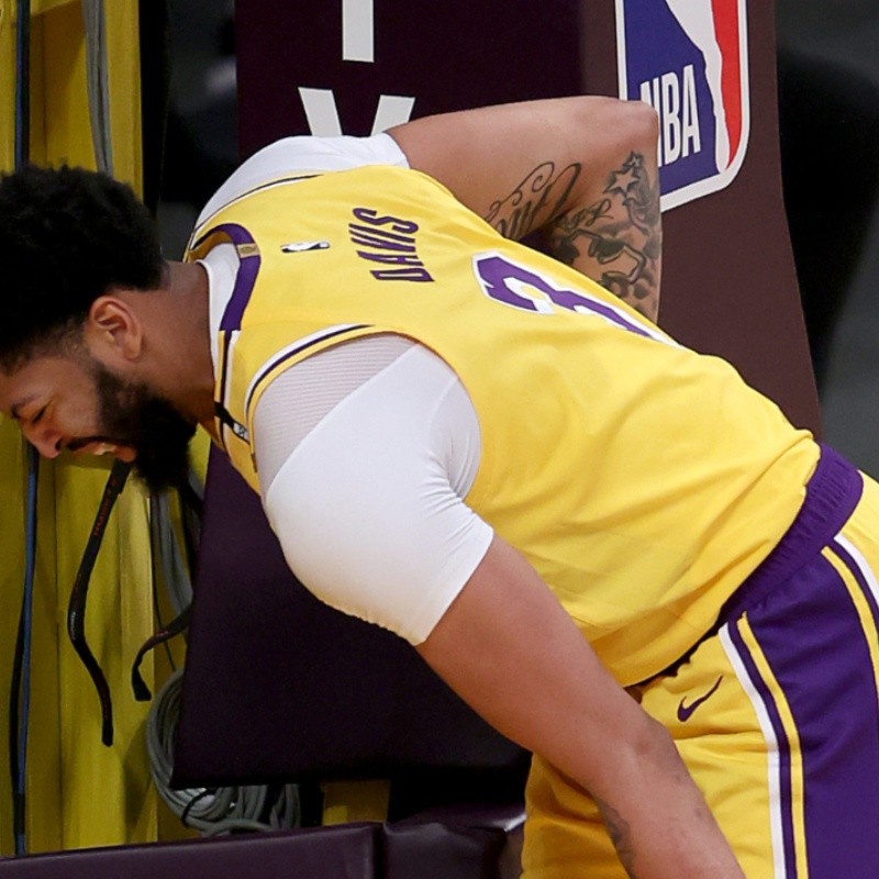 ¿Se acerca la eliminación? Davis se volvió a lesionar en Lakers vs. Suns