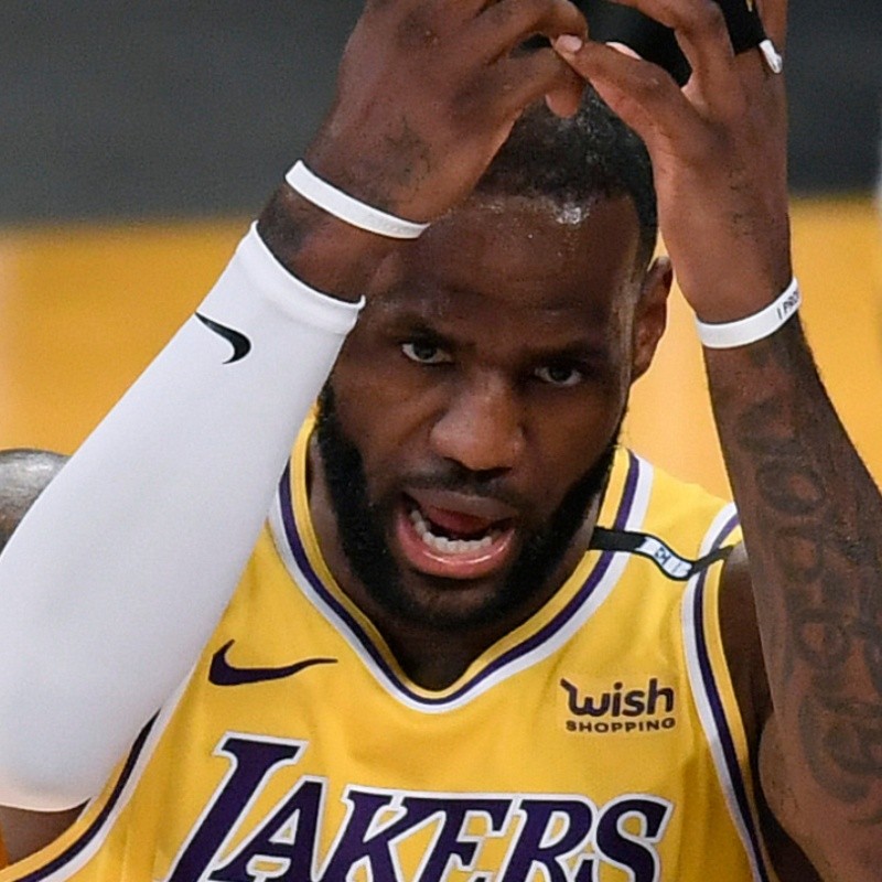 Los memes no perdonaron a los Lakers porque LeBron tiró una falta técnica