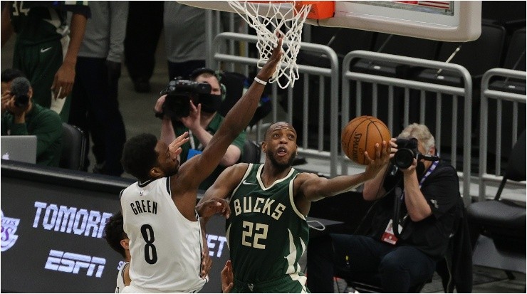 Khris Middleton scores over Jeff Green. (Getty)