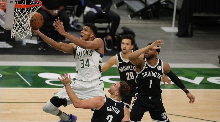 Giannis Antetokounmpo scores vs. Nets. (Getty)