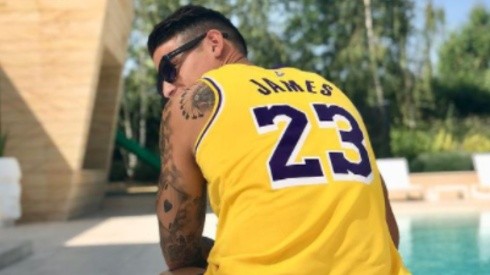 James Rodrigues con jersey de los Lakers